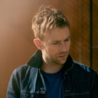 Brian Eno canta amb Damon Albarn
